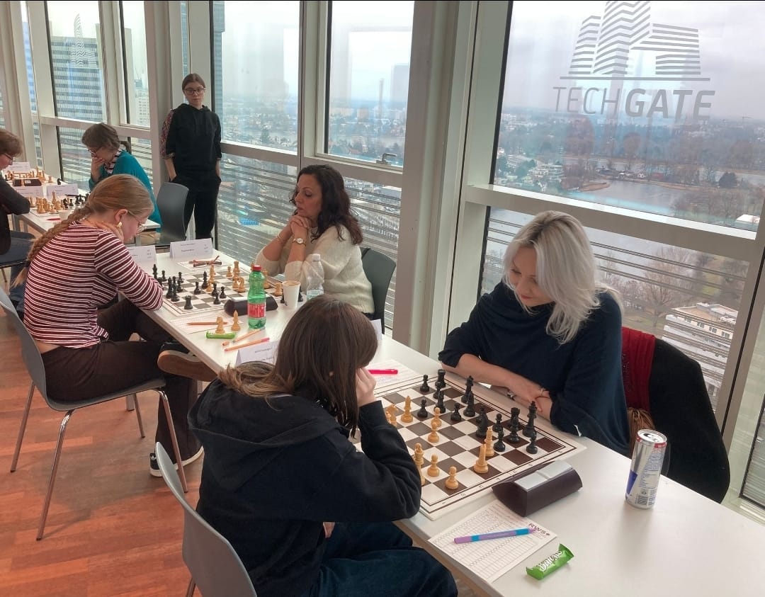 Schachtrainerin beim Training